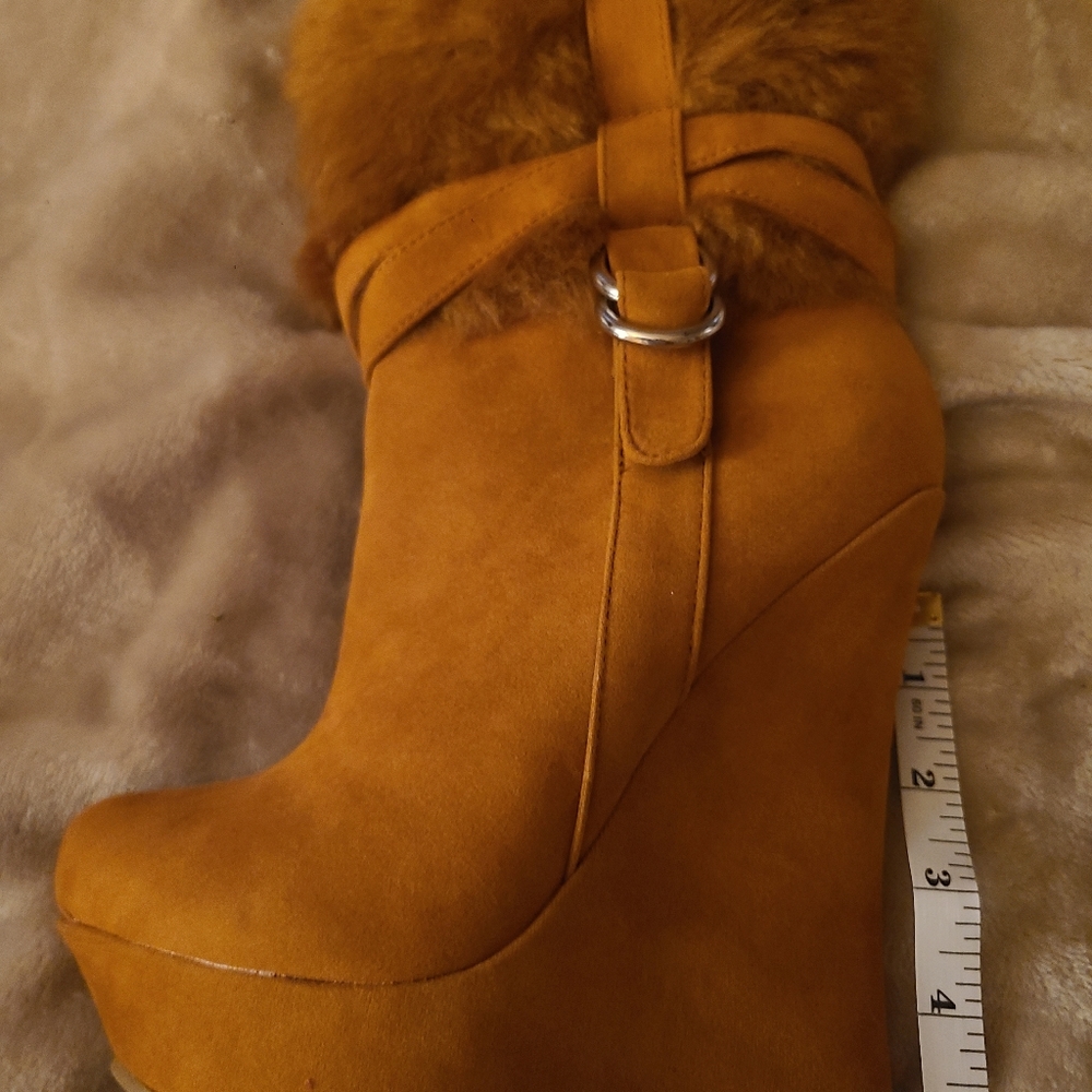 Faux  Fuzzy Fur Suede bucket accent wedge boot NWOT  Chestnut Kiss and Tell Sz 6